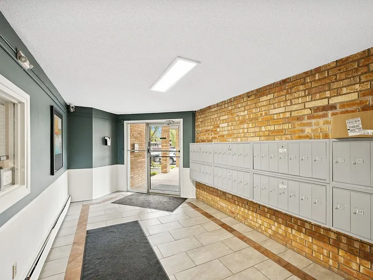 Van Dyke Apartments — Photo 12