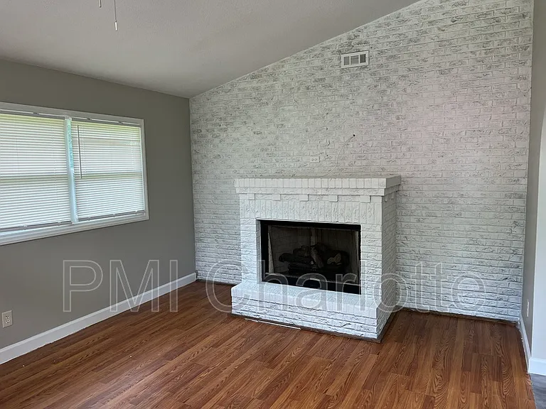 1100 Vickery Dr — Photo 5