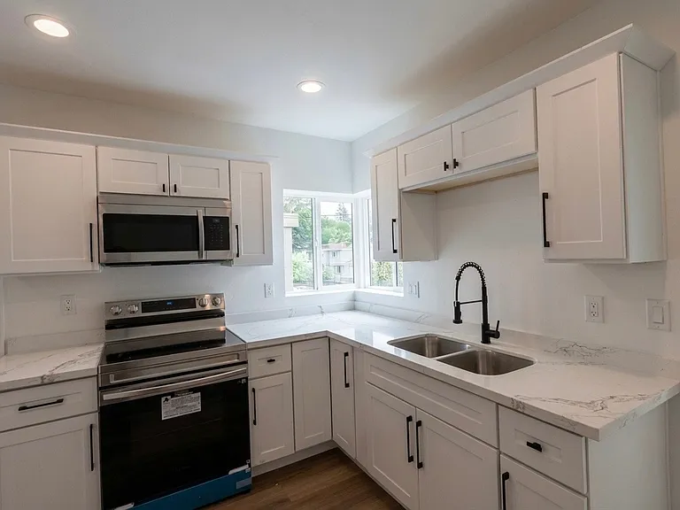 1728 E Linden St — Photo 4