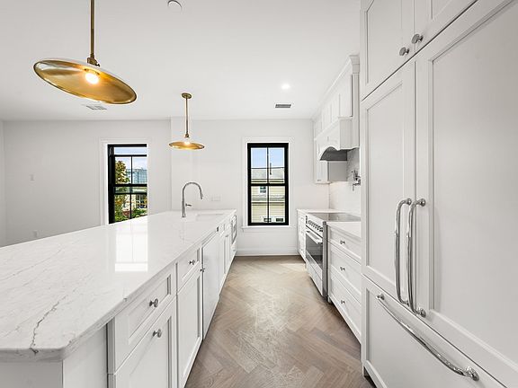 3rd image of 15 Hunting St #6