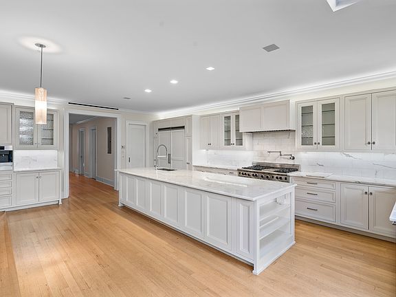 5th image of 45 W 70th St