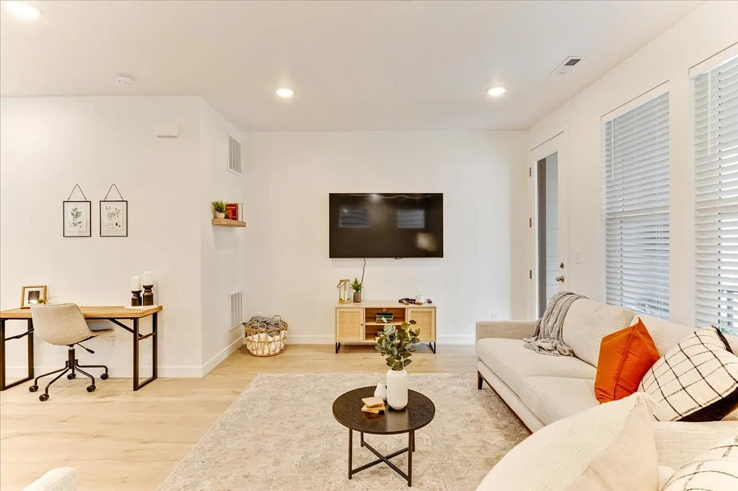 4 bed, 3.0 bath, 742 sqft, $6,849 — Photo 3