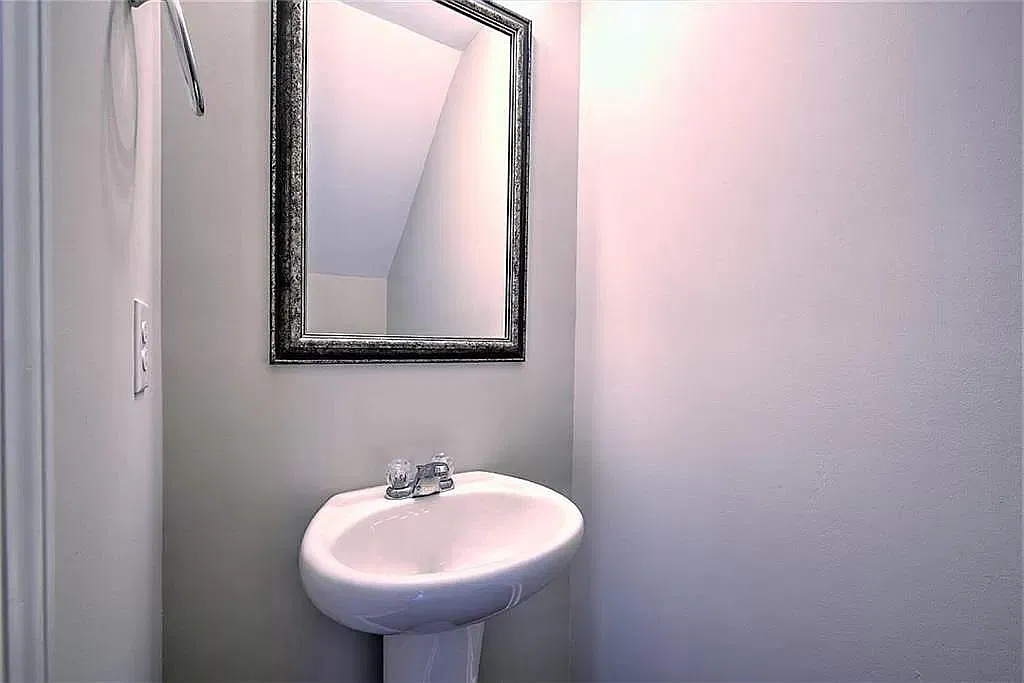 3 bed, 2.5 bath, 1250 sqft, $1,860 — Photo 2