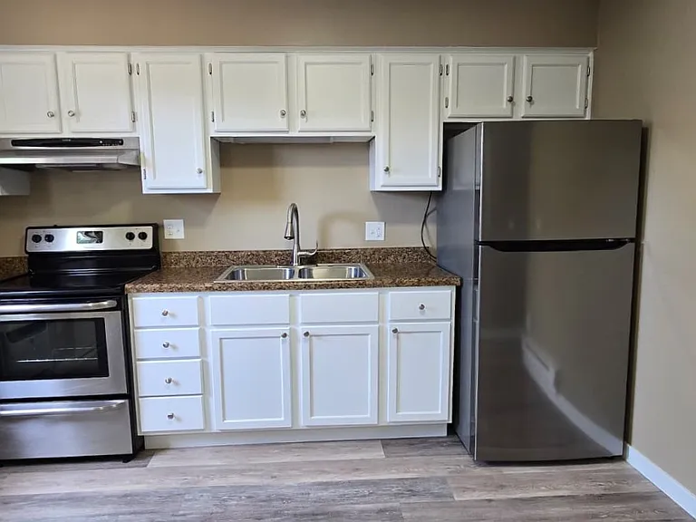 701 Larch St — Photo 2