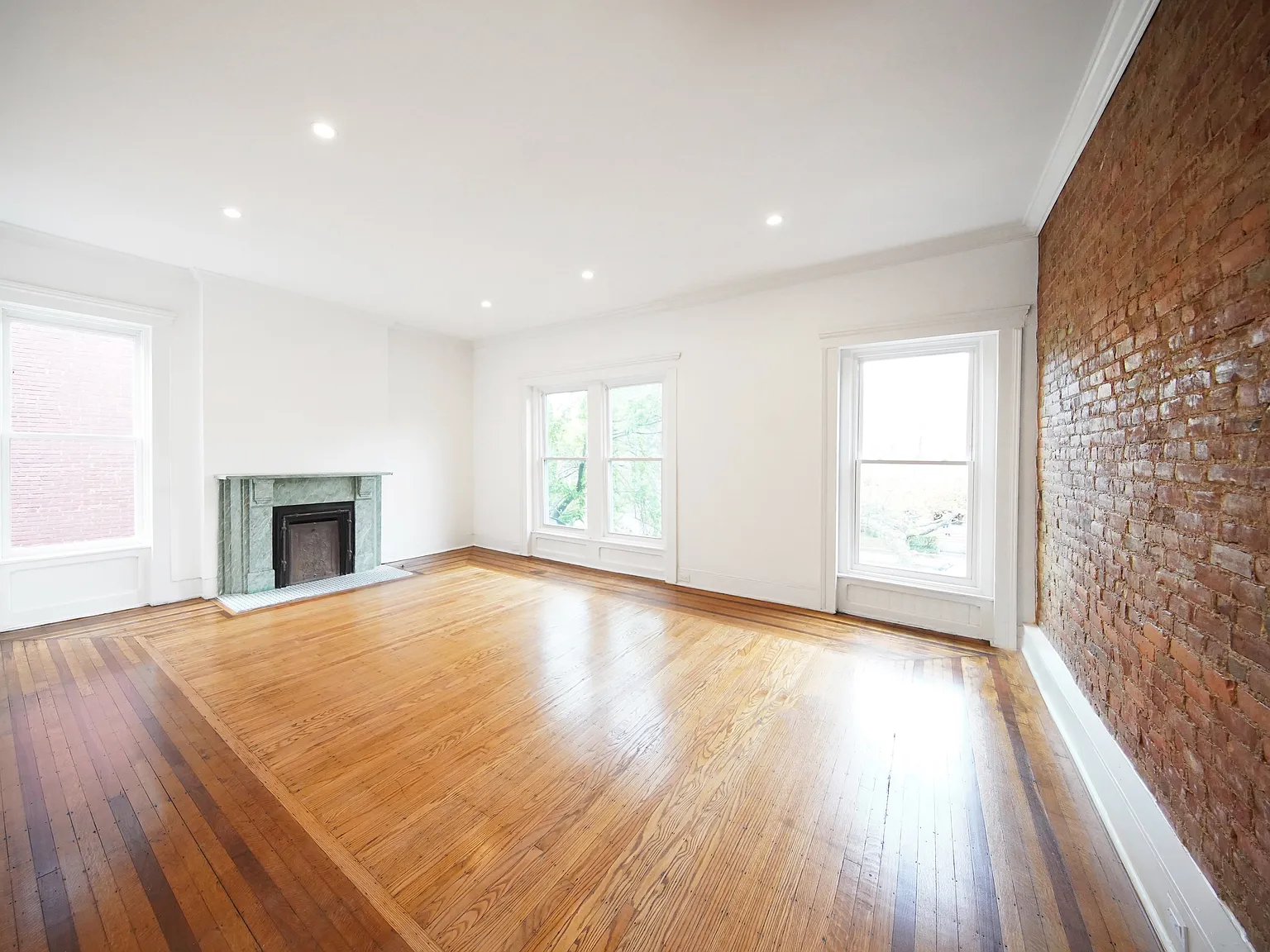 112 W Ormsby Ave — Photo 2