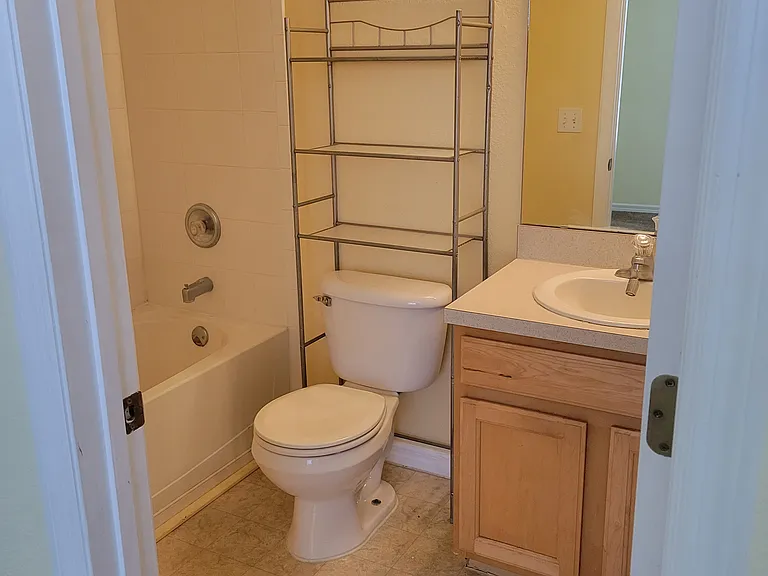 Bedroom's bath