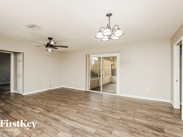 1327 Valencia St SE — Photo 4