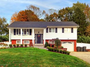14 Highland Dr, Manalapan, NJ 07726
