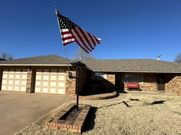 1316 Caudill Dr, Watonga, OK 73772