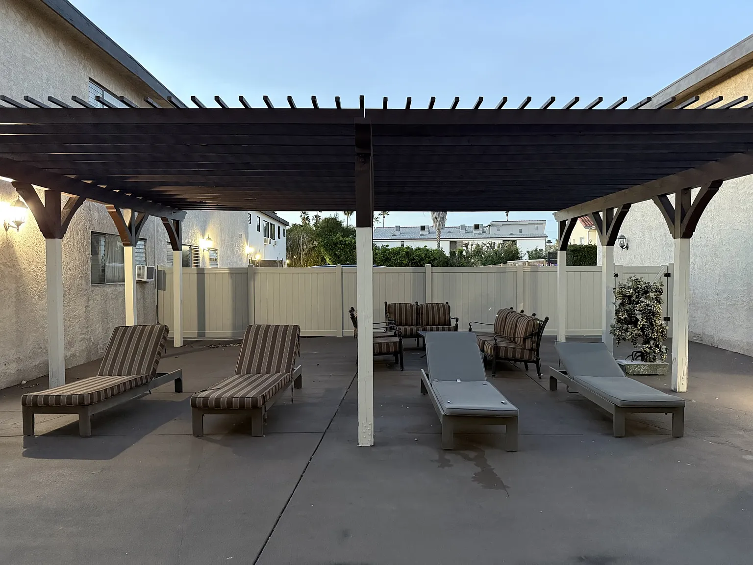 Encino Royal — Photo 3