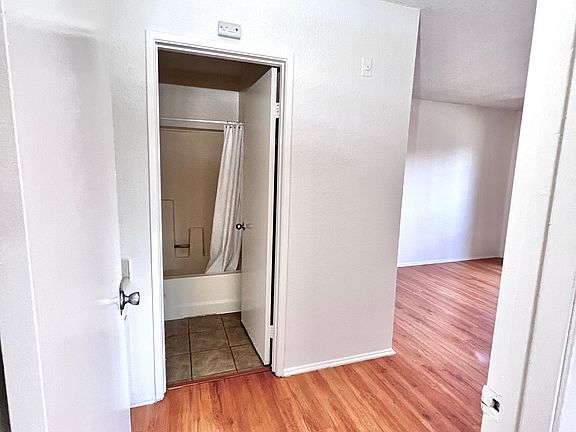 3rd image of 7655 Lankershim Blvd #28
