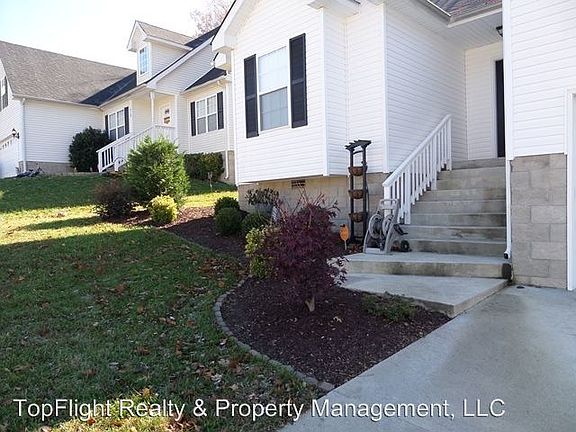 4th image of 320 Chalet Cir