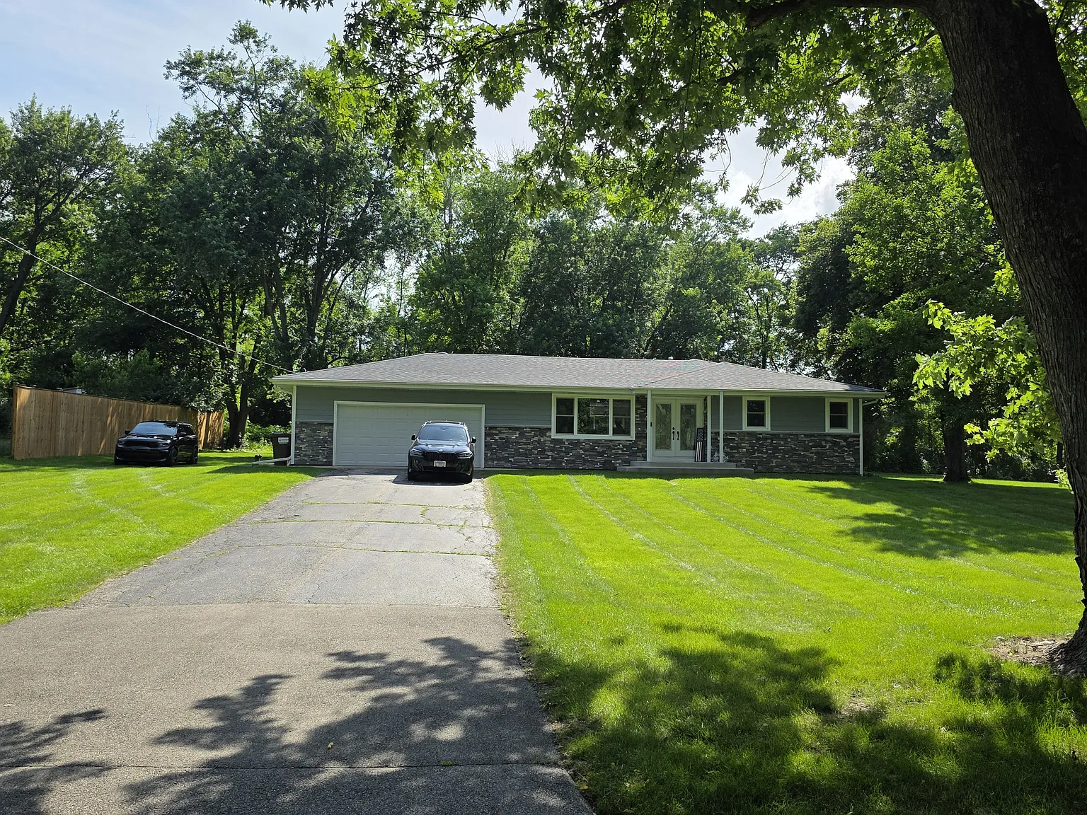 325 E Circle Dr — Photo 2