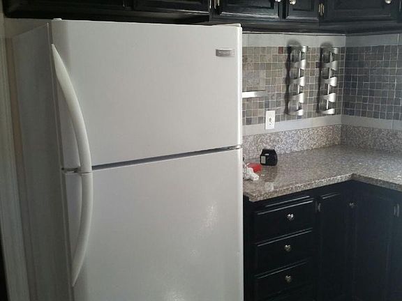 3rd image of 935 1/2 E Magnolia Blvd