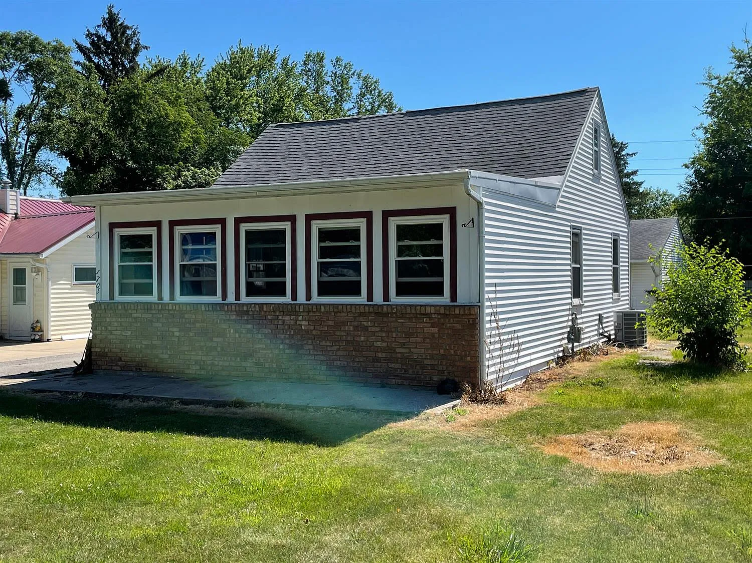 1705 Farrand Ave photo 1