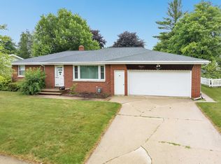 1951 Hillview Dr, Green Bay, WI 54302
