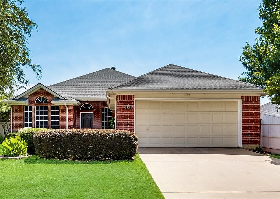 1st image of 900 Dallas Ln