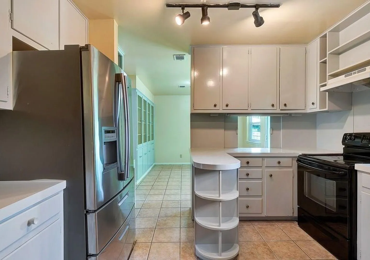 1703 Rockbridge Ter- spacious 3 bed ion a large lot, great central location. — Photo 4
