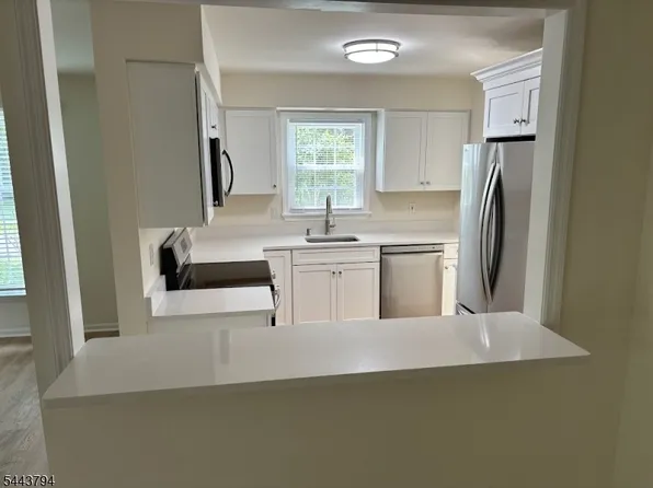 87 Junco Ct, Readington Twp., NJ 08887