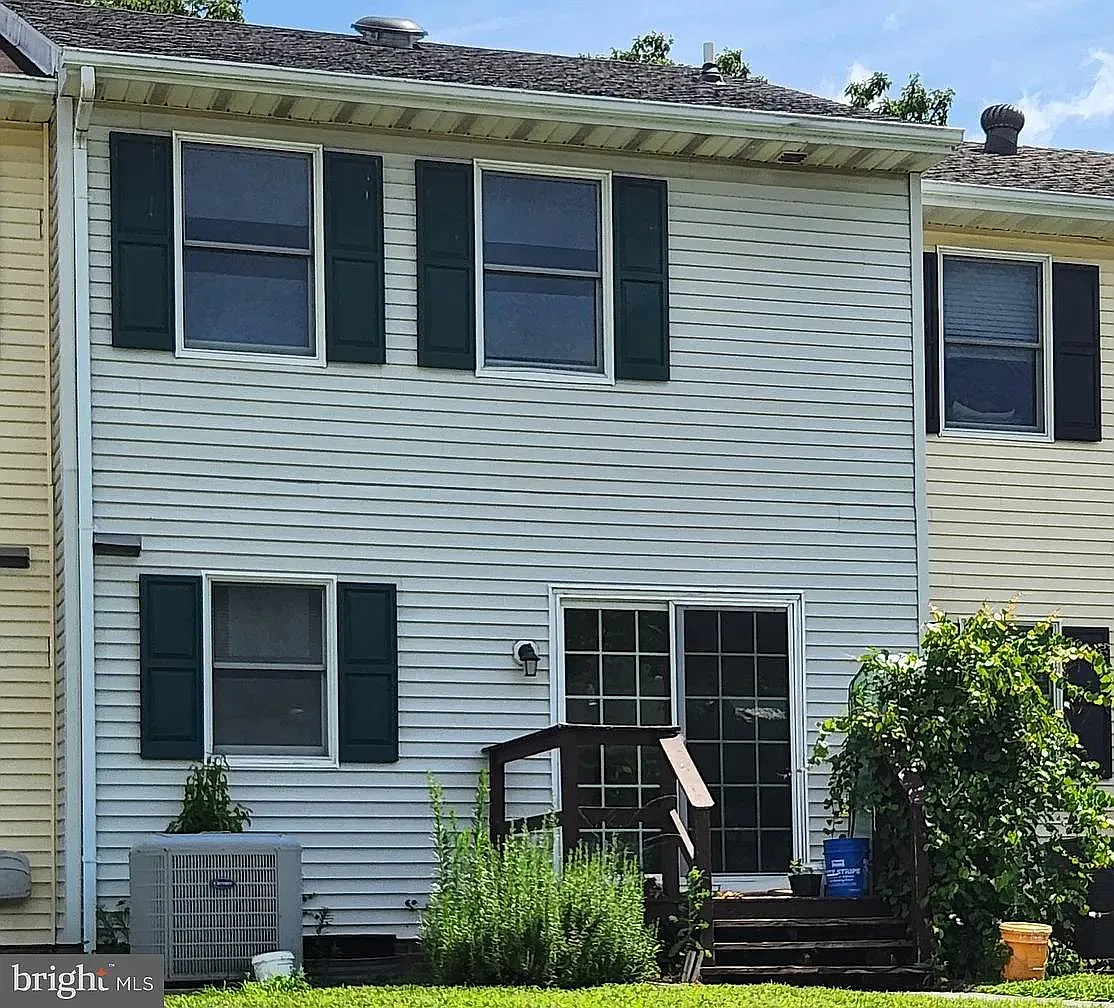 Building Photo - 906 Tamarac Dr