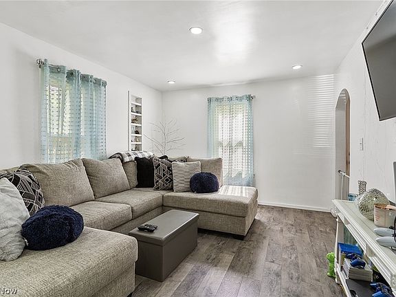 3rd image of 511 Tenney Ave