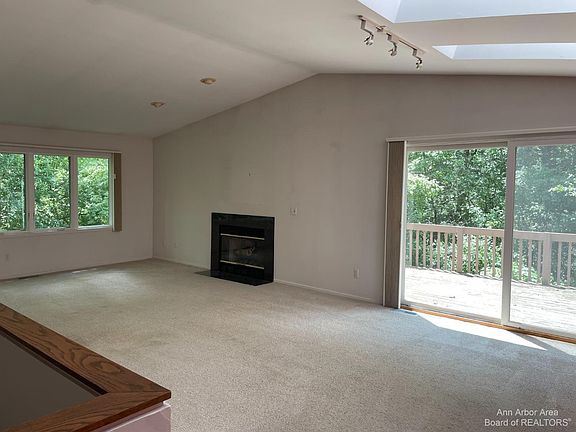 4th image of 543 Woodgrove Dr