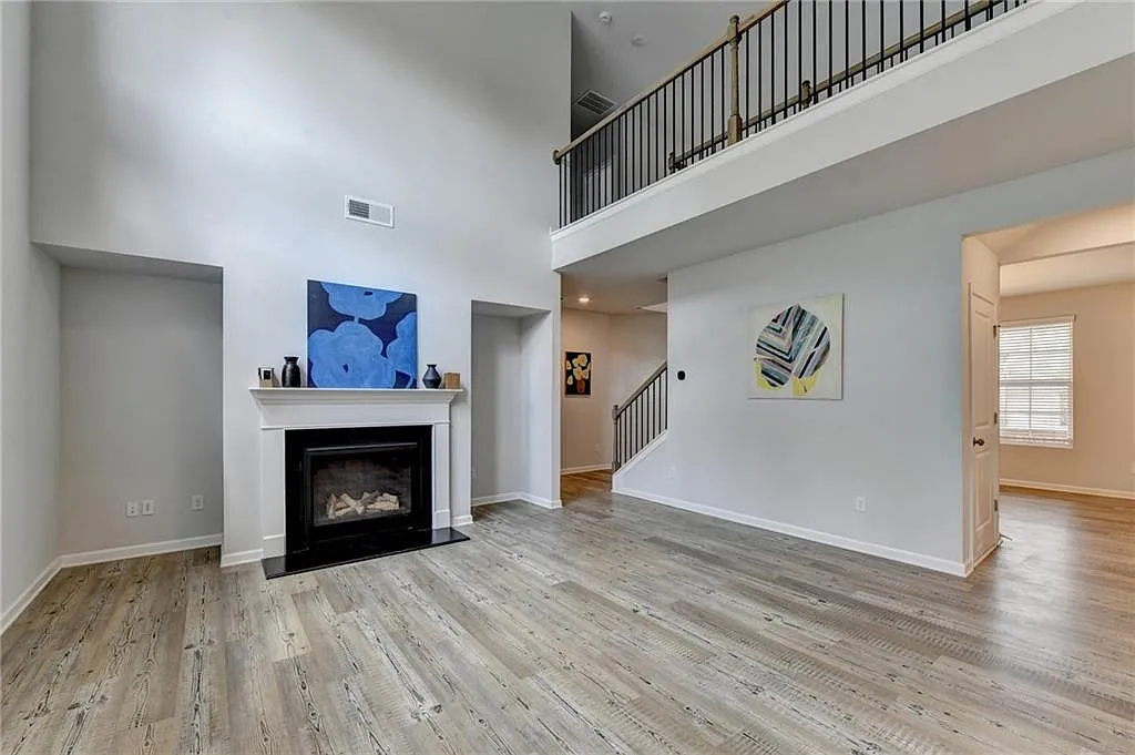4 bed, 3.0 bath, 3004 sqft, $3,950 — Photo 2