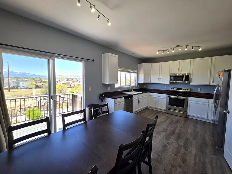 2030 Meadowbrook Pkwy — Photo 11