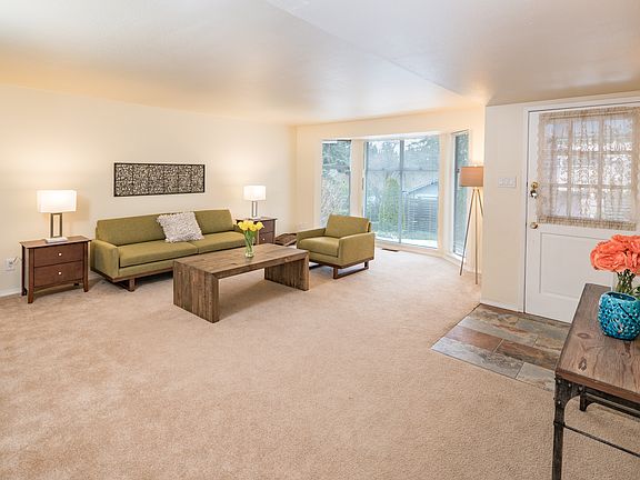 Light & bright living room