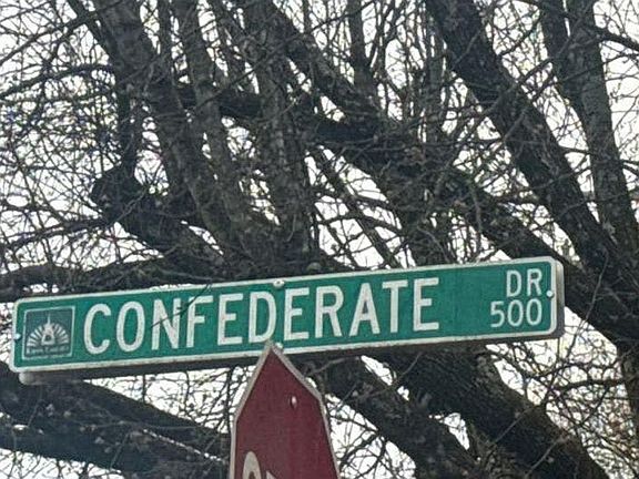 5th image of 529 Confederate Dr