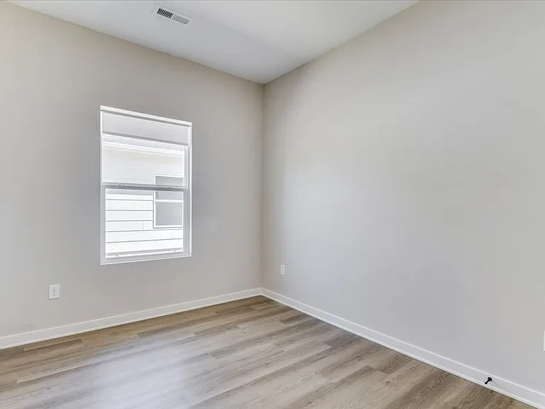 2315 W Macarthur Rd — Photo 22