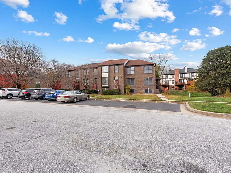 20 Rhodes Pl — Photo 1
