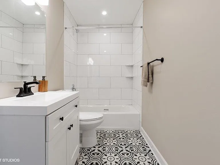 818 E Charles St — Photo 6