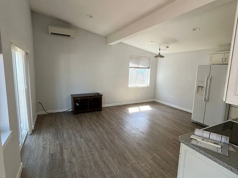 365 N Maple St #B — Photo 5