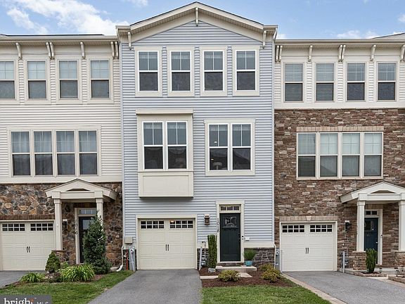 2nd image of 1018 Edenberry Way