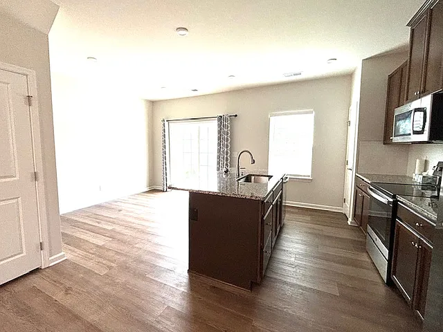 3 bed, 1300 sqft, $1,700 — Photo 4