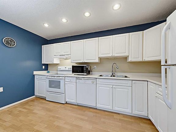 4th image of 3620 N 51st St SW #15