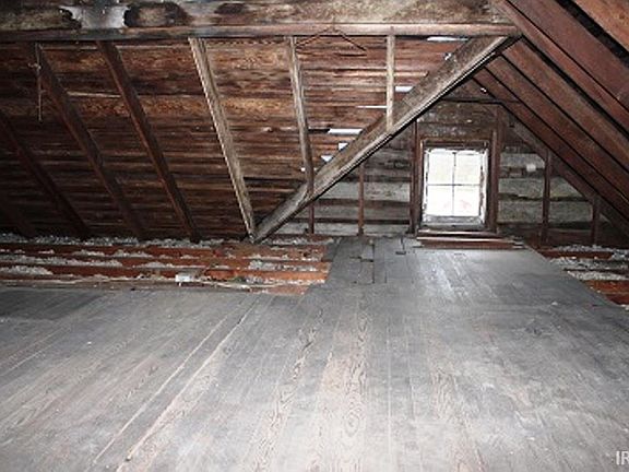 2nd image of 916 W 6th St