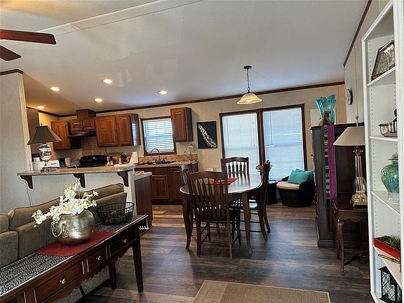 3rd image of 157 Lakeside Dr