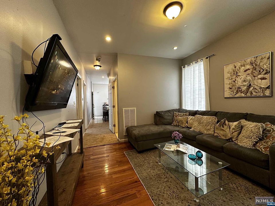 1st image of 186 Oakwood Pl