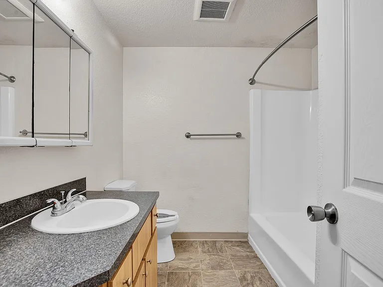 Carlton Square Apartments — Photo 13