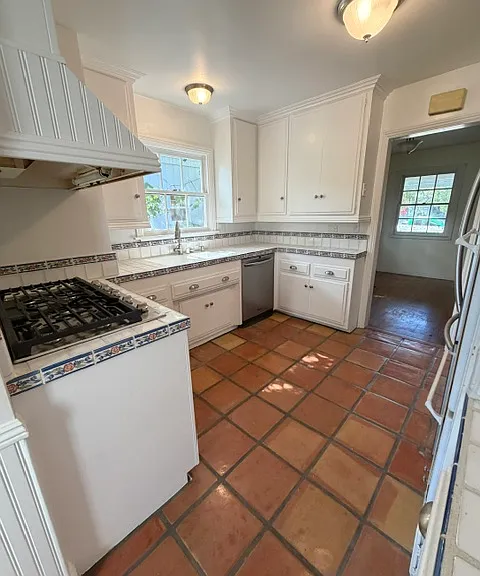 13810 Magnolia Blvd — Photo 10