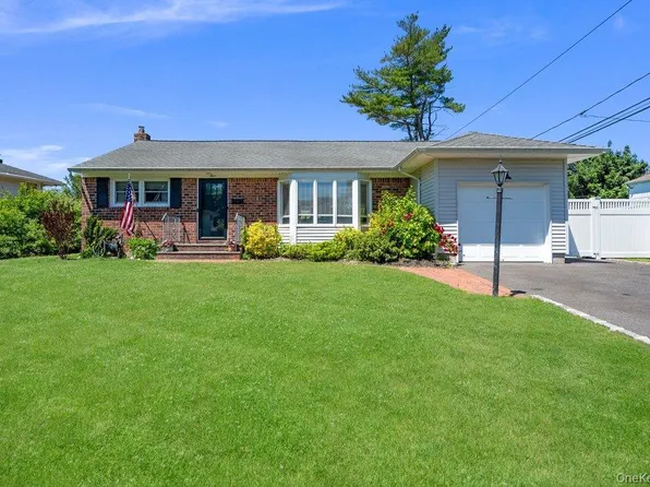 4 Balsam Lane, Commack, NY 11725
