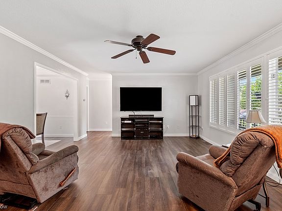 5th image of 132 Red Oak Dr