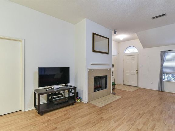 4th image of 332 Tioga Dr