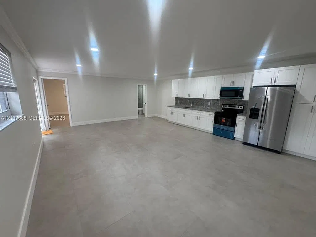 1010 NW 32nd Pl — Photo 3
