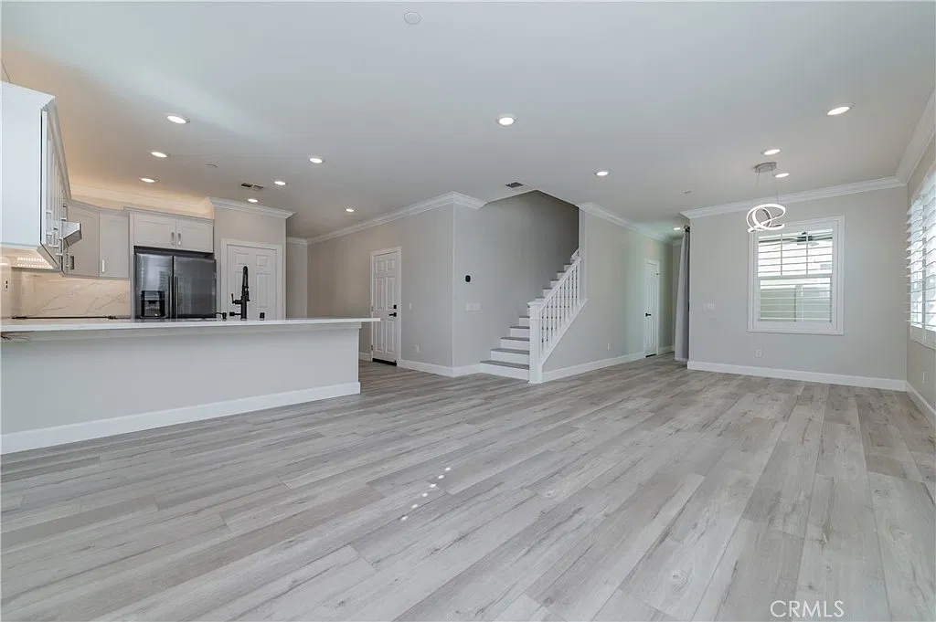 5 bed, 3.5 bath, 2352 sqft, $4,400 — Photo 3