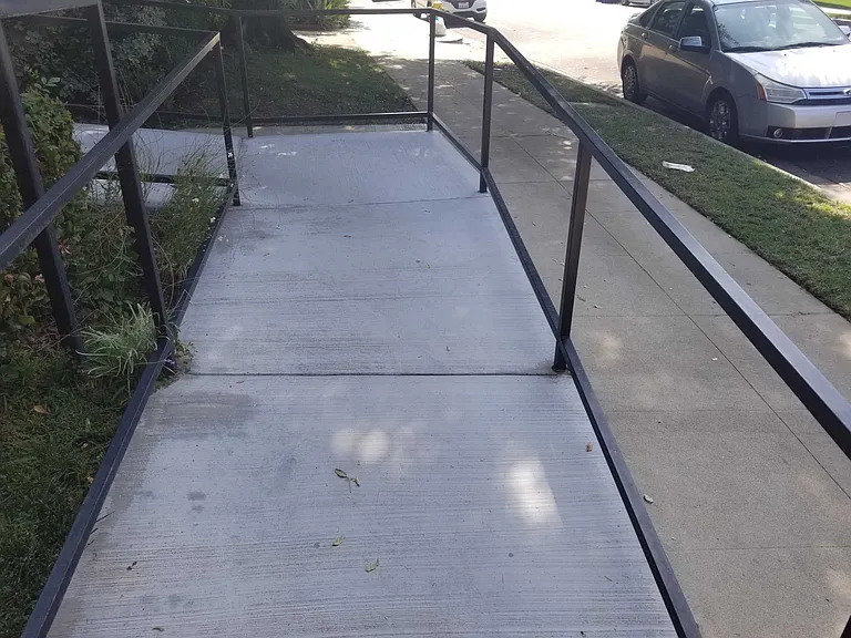 Mammoth Ave — Photo 3