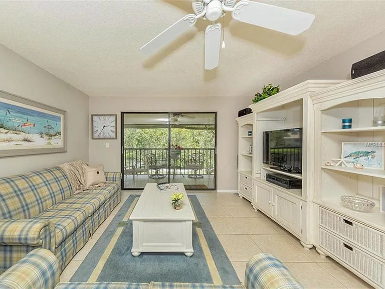 360 Three Lakes Ln #J — Photo 4