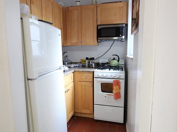 3rd image of 206 E 17th St #2